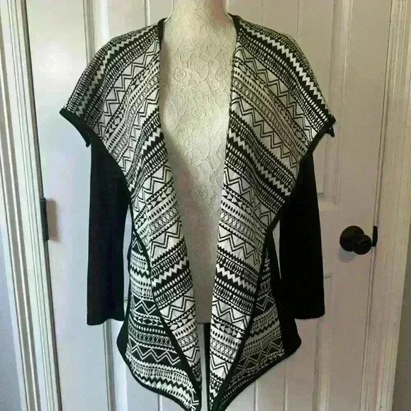 NWT Black and Cream Southwestern Print - Picture 1 of 8